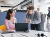 Team arbeitet effizient mit einem digitalen Dokumentenmanagementsystem im Unternehmen