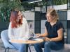 Team FIVE Informatik zwei Mitarbeiterinnen zusammen